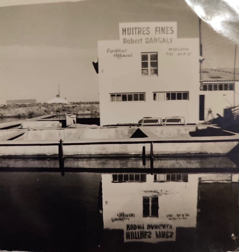 Bâtiment Huîtres Fines Robert Dangaly, expéditeur-affineur, à Bouin en Vendée, photo d'archive