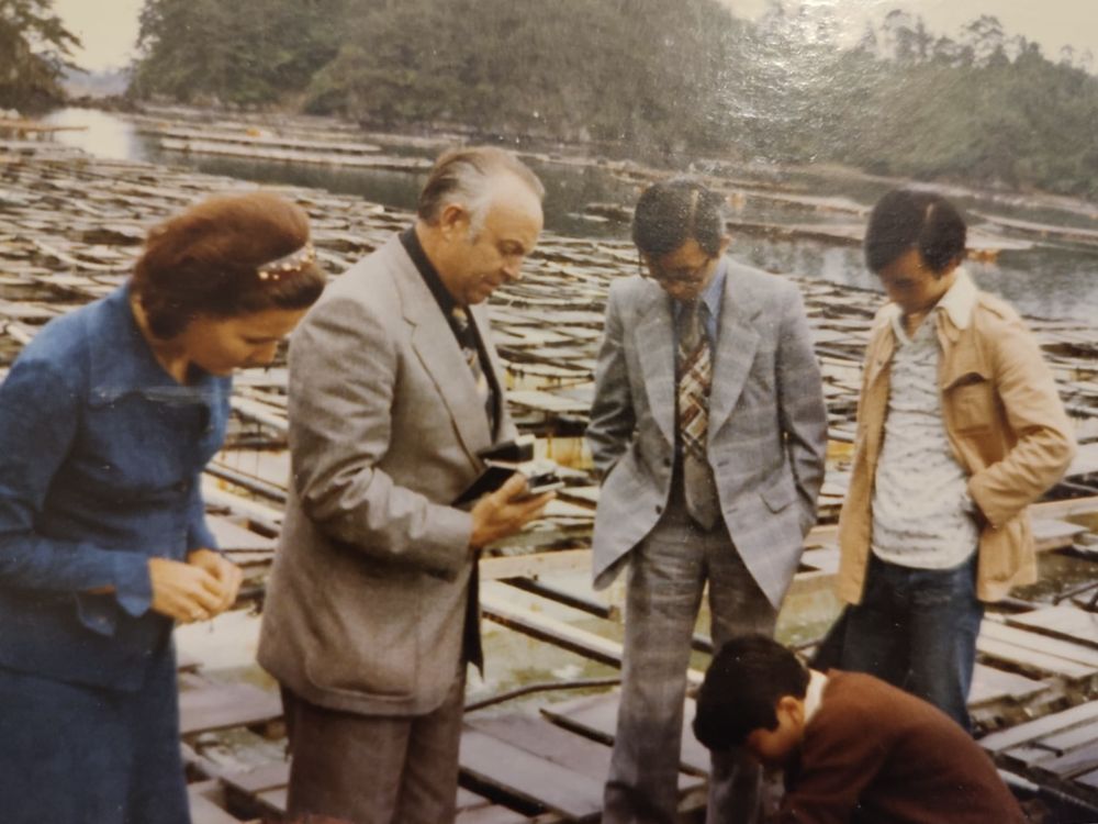 Robert Dangaly et son épouse en visite sur un site d'élevage d'huîtres au Japon, 1970-1971, avec leurs hôtes japonais